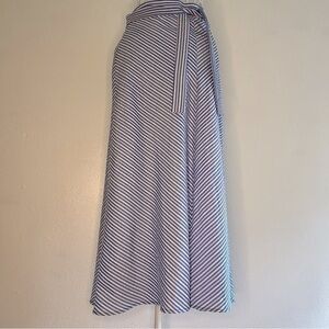 Westport blue/white striped seersucker skirt w/ elasticized waist/tie. Sz M.